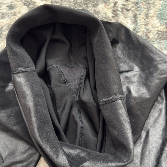 Alo Black Leggings - Picture 9 of 9